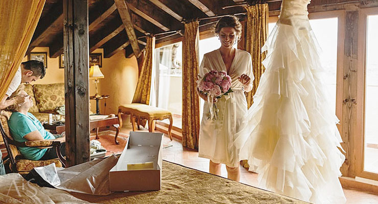 Novia preparándose el día de su boda con su ramo de Rafael Gares Floristas