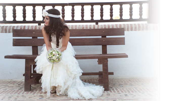 Novia sentada con su ramo, fotografía real de una boda de Rafael Gares Floristas