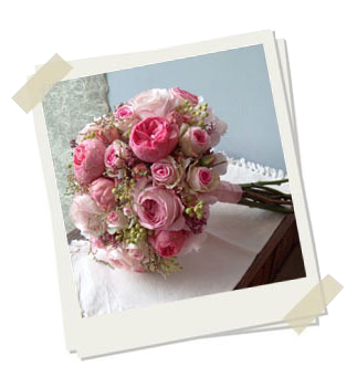 Ramo de novia con peonías y rosas rosas, trabajo real de Rafael Gares Floristas