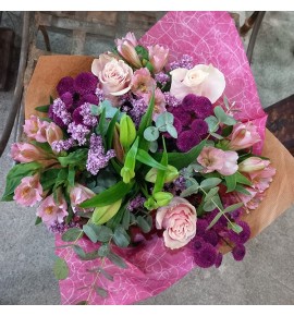 Ramo de flores en tonos malva y verde